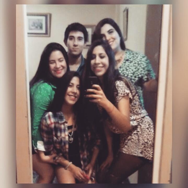 Micaaacabrera_'s tweet photo. Amo a este grupito! Las noches, juntaditas con ustedes son excelentes ❤ #LoveInfinit http://t.co/4HHsw5j0kr
