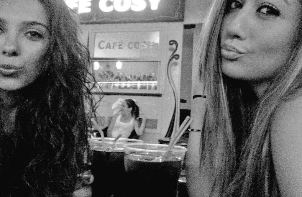 LauraMartinnez's tweet photo. ultima noche con mi niñaaaa @anasicart 😶💃🍹🎊😍🙌 http://t.co/SY1ORroqNh