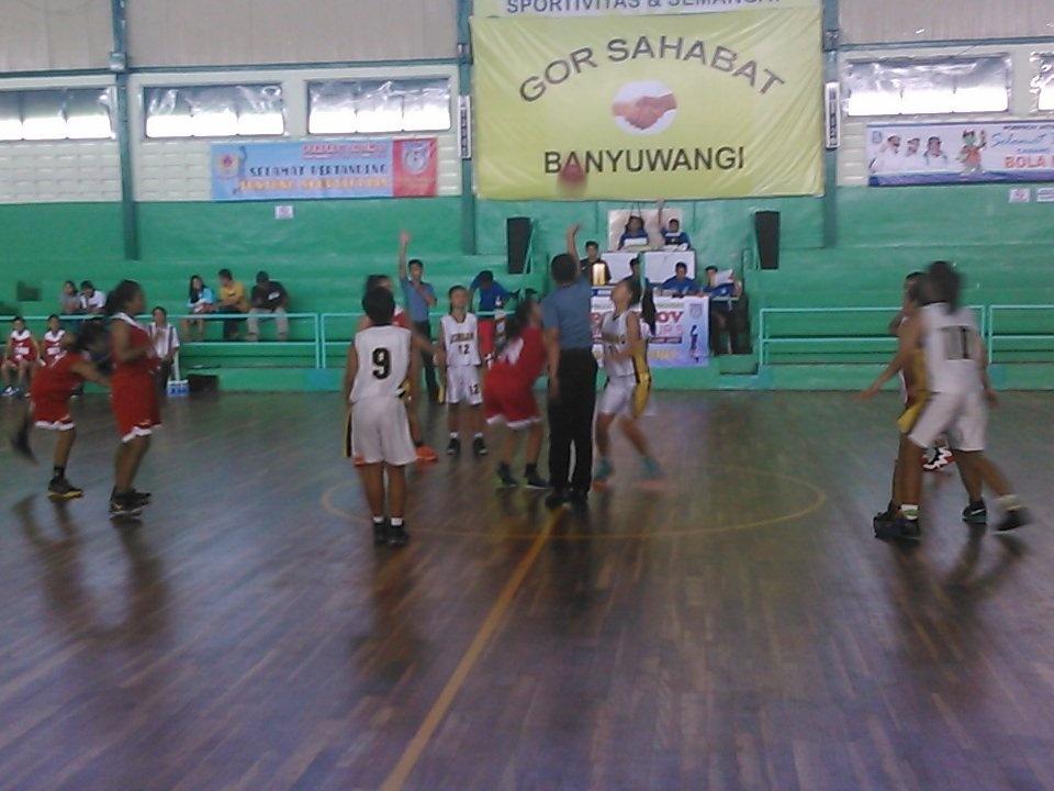 RTIKbwi's tweet photo. Pertandingan telah dimulai bung. #porprovjatimV #RTIKBWI #BWI #BASKET http://t.co/JscXuEXBuv