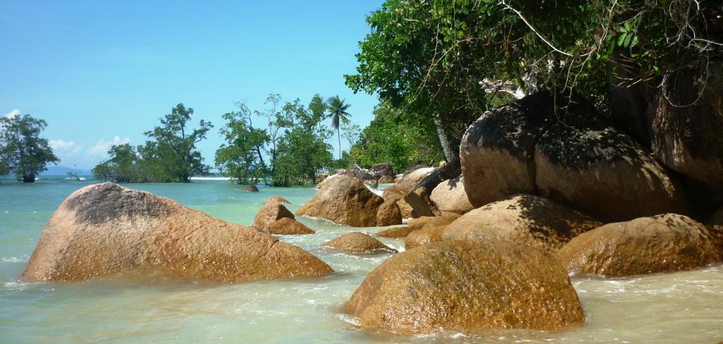 UKBM_IMTelkom's tweet photo. 7. Batu Kalang Tarusan Pesisir Selatan. laut biru indah yg menawan. aduuhh mimin jadi pengen capek2 katampek ko http://t.co/LnmgYwtGDf