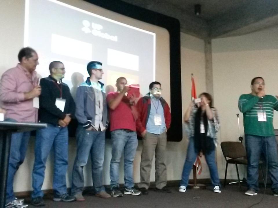 tuponeslaidea's tweet photo. Suenan los tambores.... el primer lugar es para.... #Innowear #ccsstartupweekend http://t.co/dhVHHWCd2y