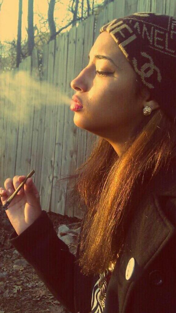 BakedBabes's tweet photo. Shoutout to this baked babe @KrayTrill 😍💨 http://t.co/UBXbcBgYgn