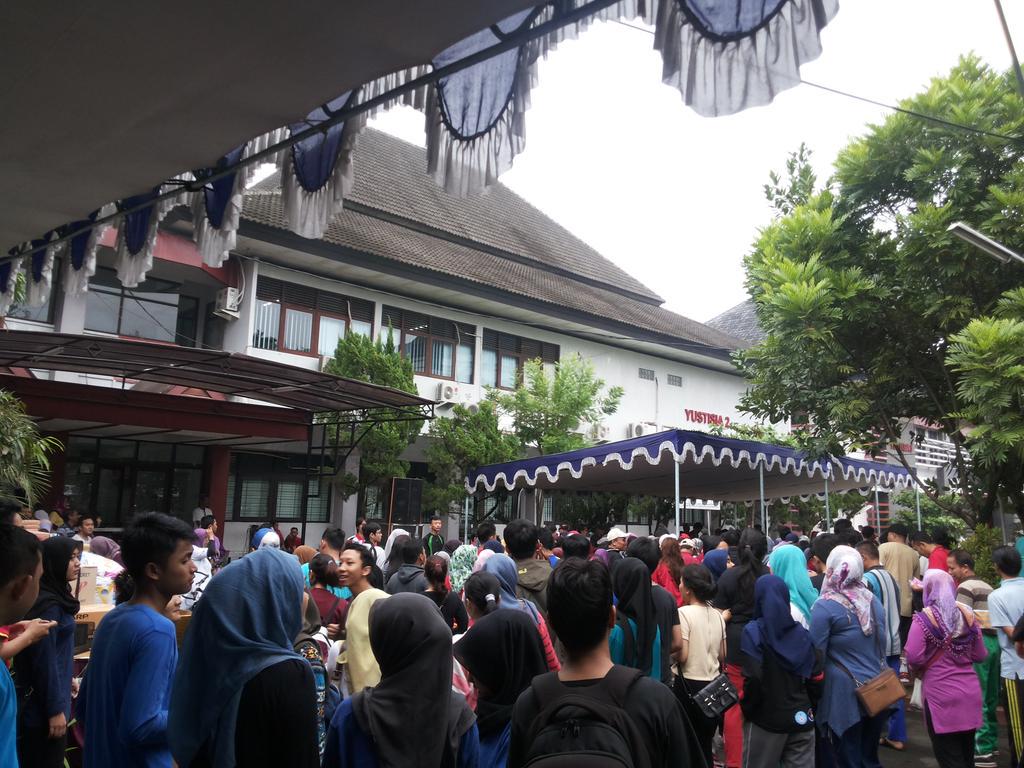 Pelepasan peserta Jalan Sehat oleh Dekan FH Unsoed #livetweet