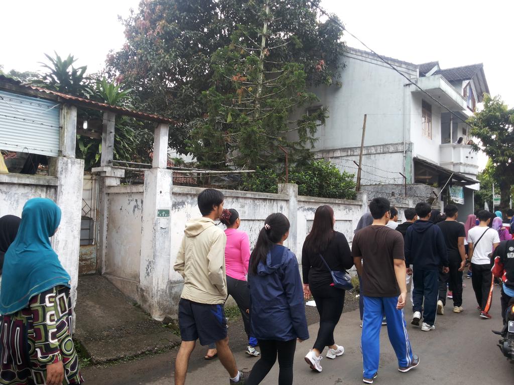 Suasana Jalan Sehat yg diikuti seluruh mahasiswa dari tiap angkatan,Dosen,dan Karyawan. #livetweet