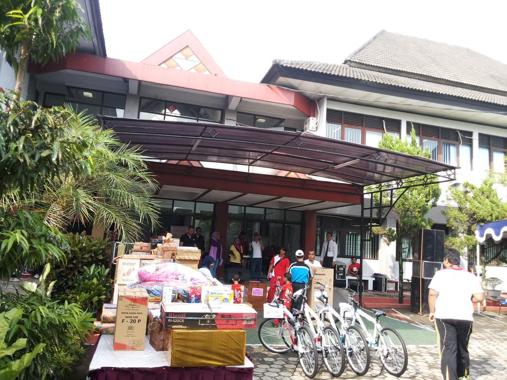 Saat ini sedang dimulai pembagian Doorprize oleh Dosen kepada KBMFH #livetweet