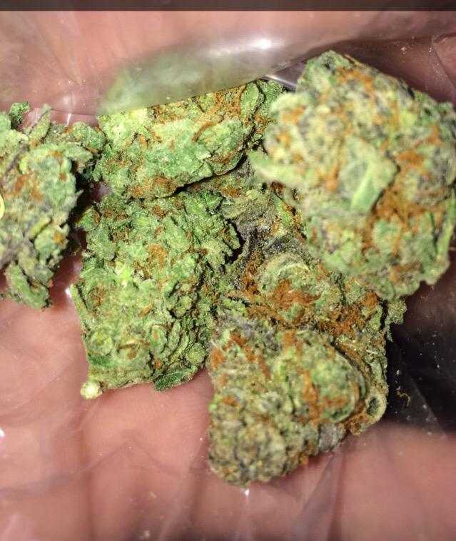 xSupreme1x's tweet image. who tryna smoke? 💨🍁⛽️