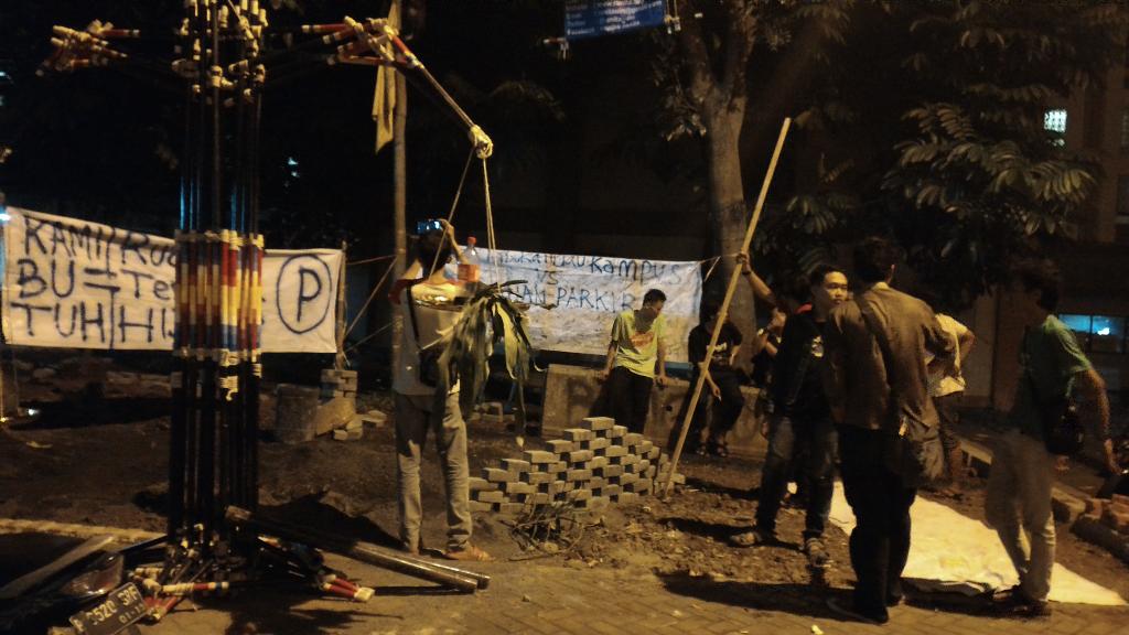 dipantara_adit's tweet photo. Teman-teman sudah buat posko sejak semalam, semua tidur di taman bukan tempat parkir #uinjktgersang http://t.co/eEOnqxvirJ