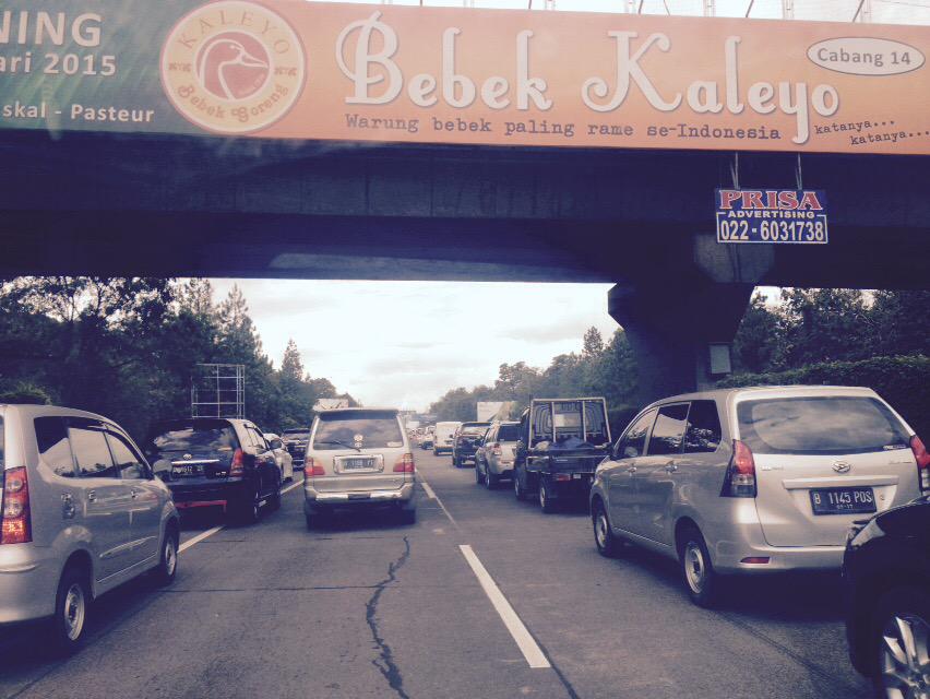 Macet keluar gerbang pastur skitr 1 km. 080615 12:00