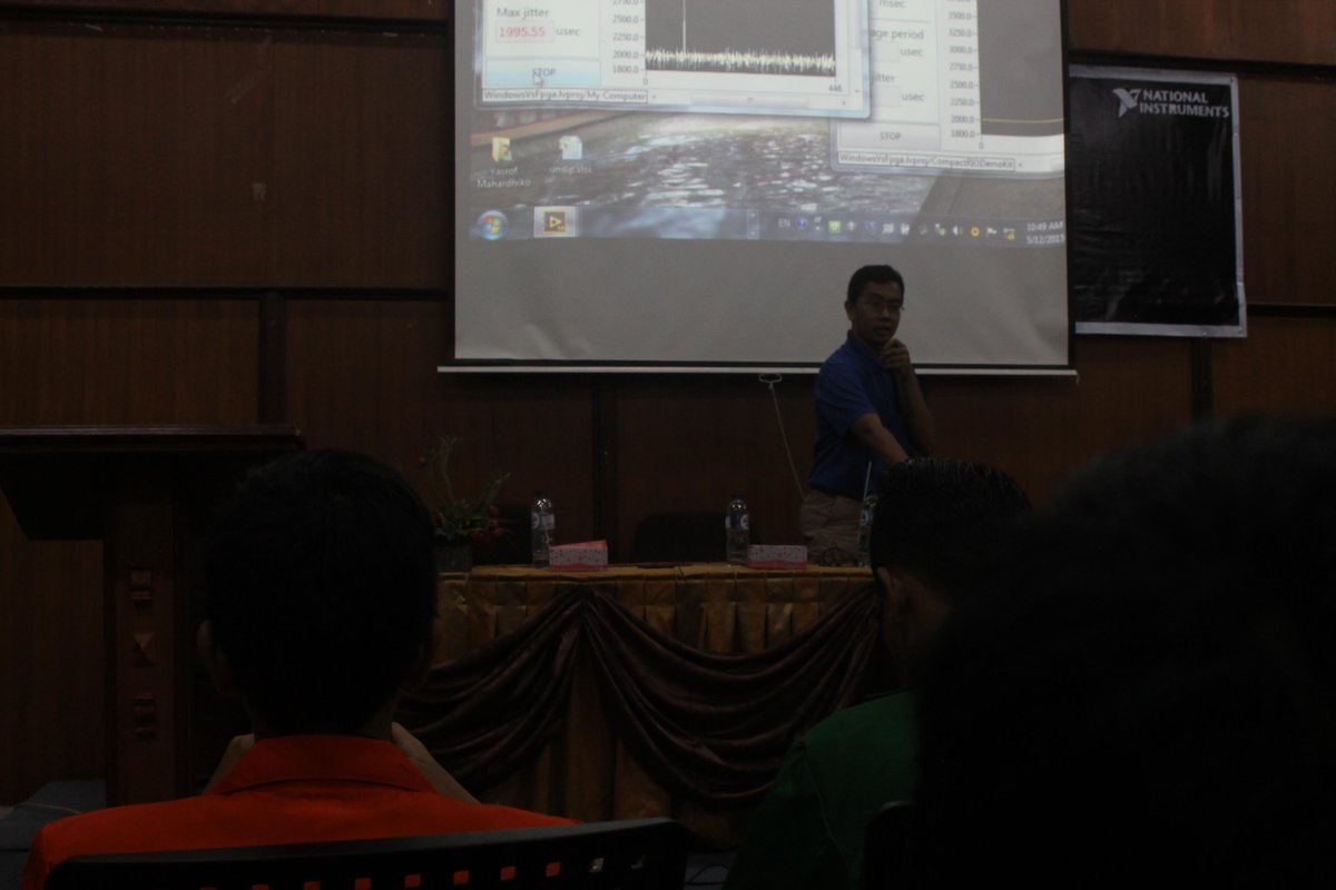 HME_PNP's tweet photo. Sselamat hari pertama di minggu kedua Juni. Ini sedikit foto pemateri kita di acara Seminar Nasional LABVIEW HMJE :) http://t.co/66Lg0rSn5s