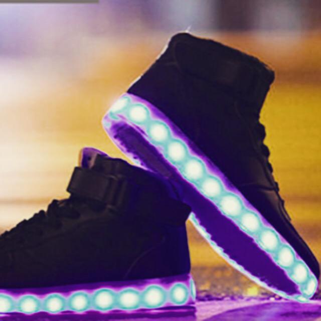 itsOneDay's tweet image. Glow kicks, need to get me a pair. #rave #accessorize #glowsticks #kicks #nike #shoes #party #edm #festival #dope