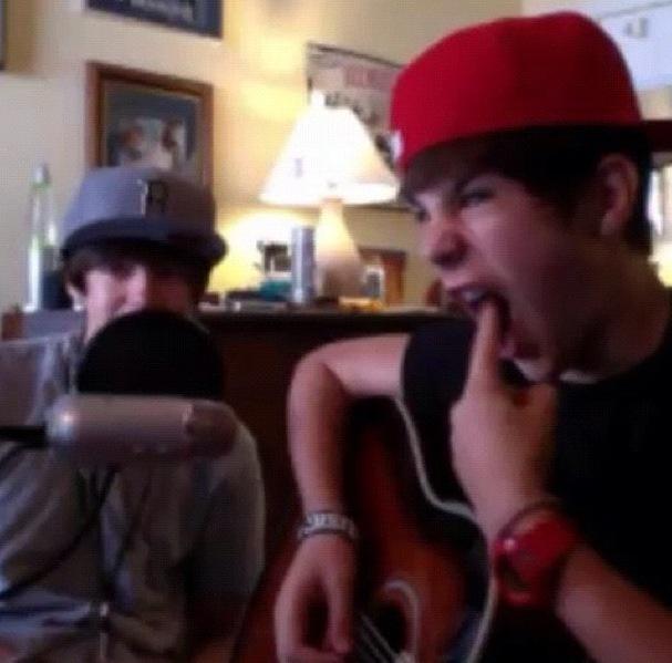 aridelosrios09's tweet photo. -Justin es mas "PERFECTO" que ese majon
yo: @AustinMahone #AustinForMMVA http://t.co/0QNYtzTP1y