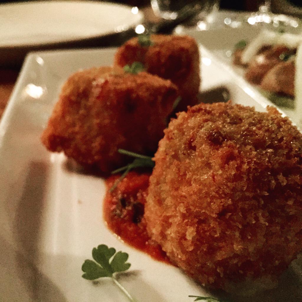 perthmunchkin's tweet photo. Wishing I could eat a dozen Mac and Cheese Bombs for lunch. @Chophouse_AU do you deliver please? #chophouseperth 😊 http://t.co/r3Xk3IR5VI