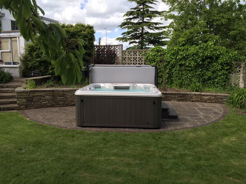 MySpaUK's tweet image. Friday's second #HotTub delivery for the @MySpaUK team was a stunning award winning Sundance Spas 780 series Chelsee