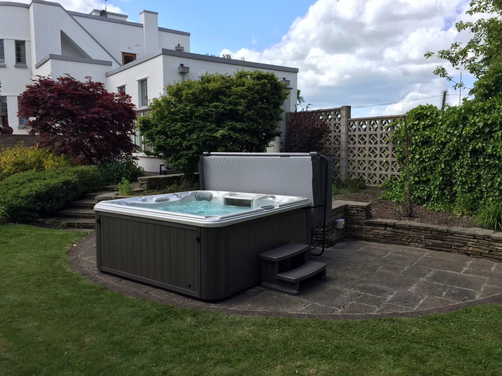MySpaUK's tweet image. Friday's second #HotTub delivery for the @MySpaUK team was a stunning award winning Sundance Spas 780 series Chelsee