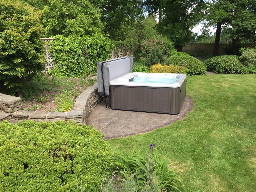 MySpaUK's tweet image. Friday's second #HotTub delivery for the @MySpaUK team was a stunning award winning Sundance Spas 780 series Chelsee