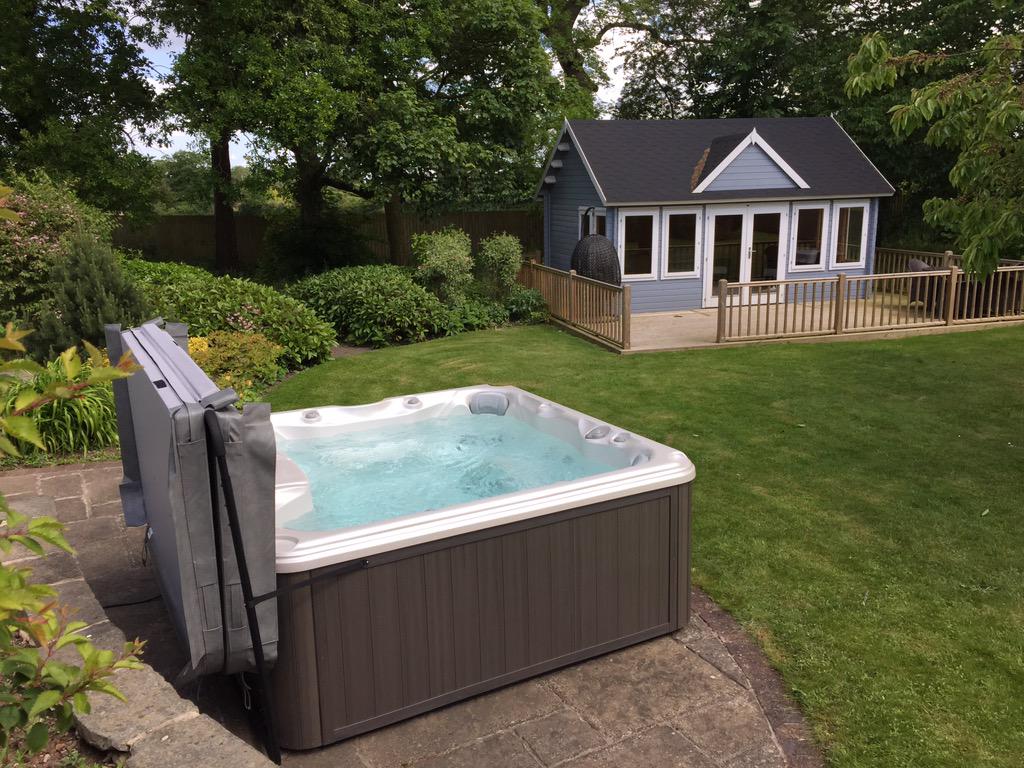MySpaUK's tweet image. Friday's second #HotTub delivery for the @MySpaUK team was a stunning award winning Sundance Spas 780 series Chelsee