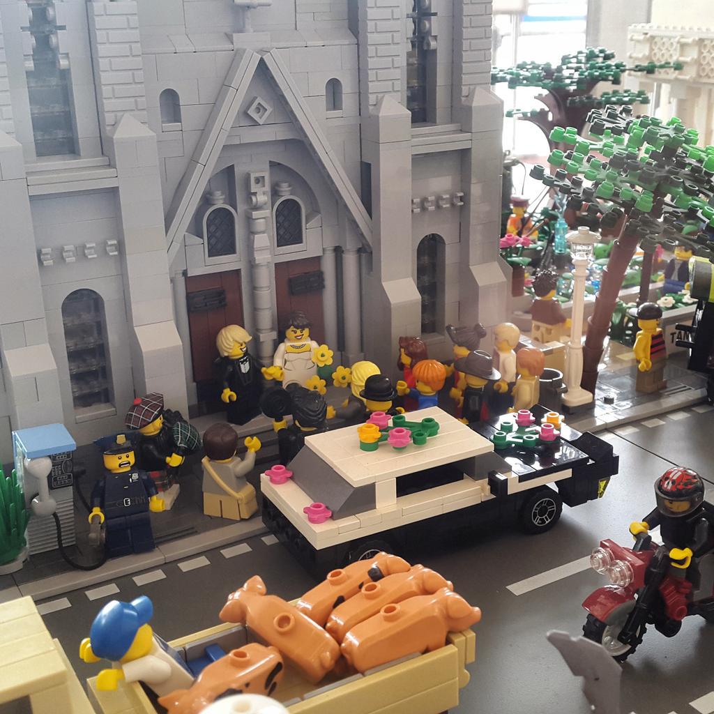 EmporiumPluit's tweet photo. They held a wedding in Cathedral Church :D Visit Jakarta Brick City at our Main Lobby #cathedral #wedding #legoid http://t.co/gPi1QtFgdY