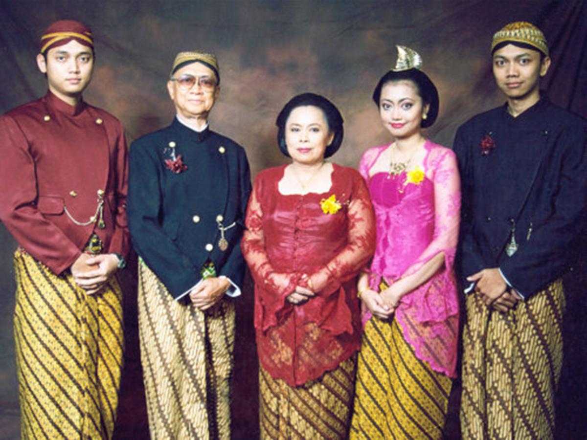Indonesia National Dress For Man And Woman Wered On Dolls And ... Indonesia National Dress For Man And Woman Wered On Dolls And ...
