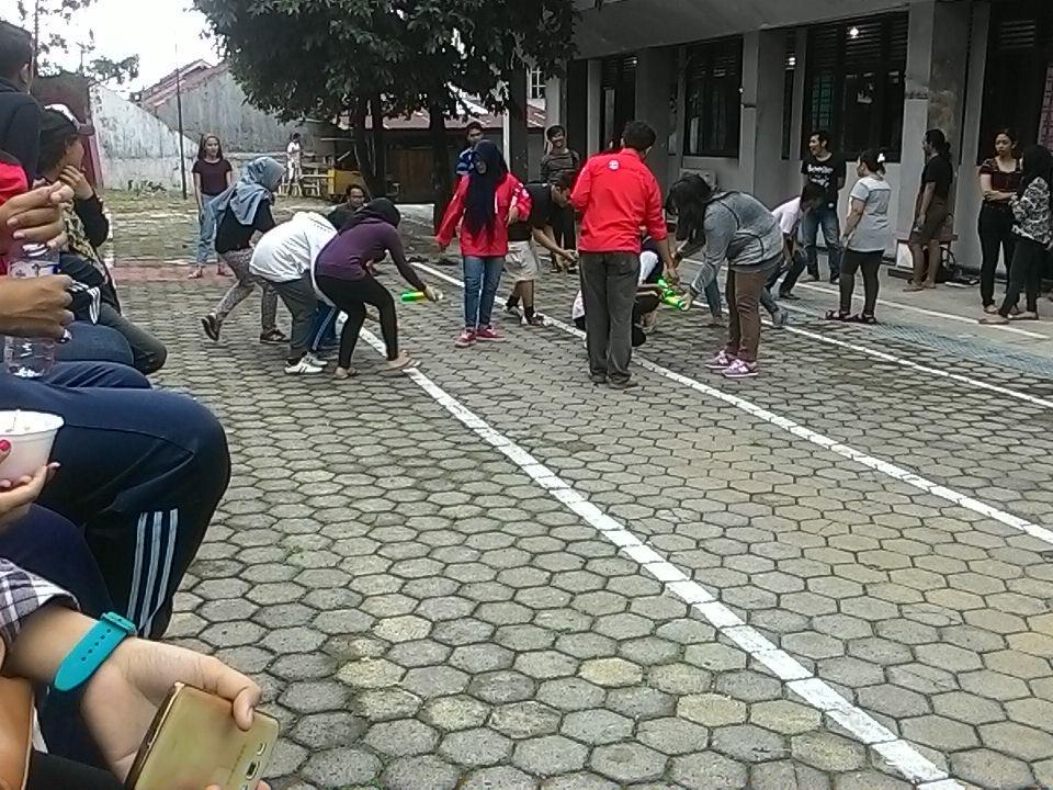 PORSANTA 2015 dilanjutkan dengan Lomba Estafet Pindah Bola Ping-pong. Semangat guys!!!