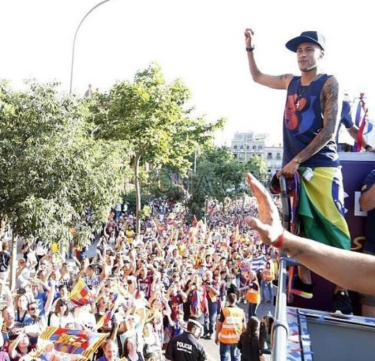 FCB_Indonesia's tweet photo. #FCBPic Parade champeon http://t.co/i0ZdT4tMjn