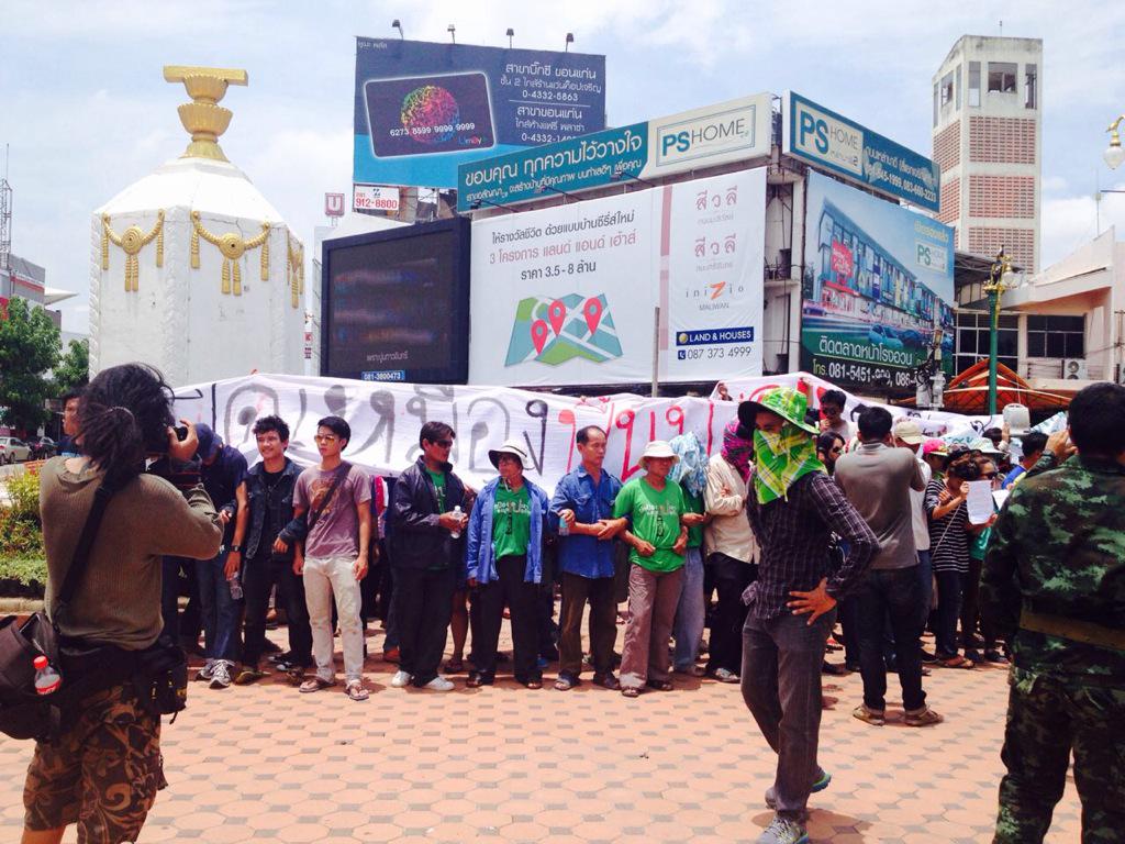 SuthareeW's tweet photo. #TLHR #Esarn Villagers&students calling for an end to #humanrights abuses under #ThaiJunta in Khon Kaen city http://t.co/wBLLWO8qup