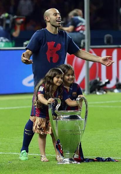 Happy Birthday Javier Mascherano.

3 La Liga
3 Copa del Rey
2 UCL
2 Spanish Super Cup
1 UEFA Super Cup
1 CWC  