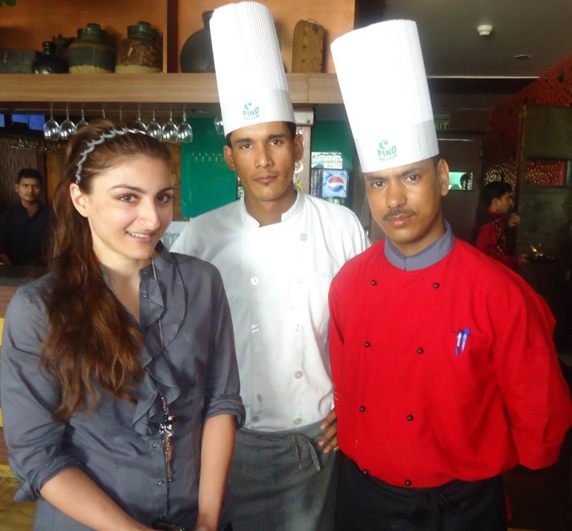 Pind_official's tweet photo. An Indian film actress, @sakpataudi with our Executive Chefs at Pind Balluchi, Vatika Grand, Gurgaon. http://t.co/UCW04Bdnyn