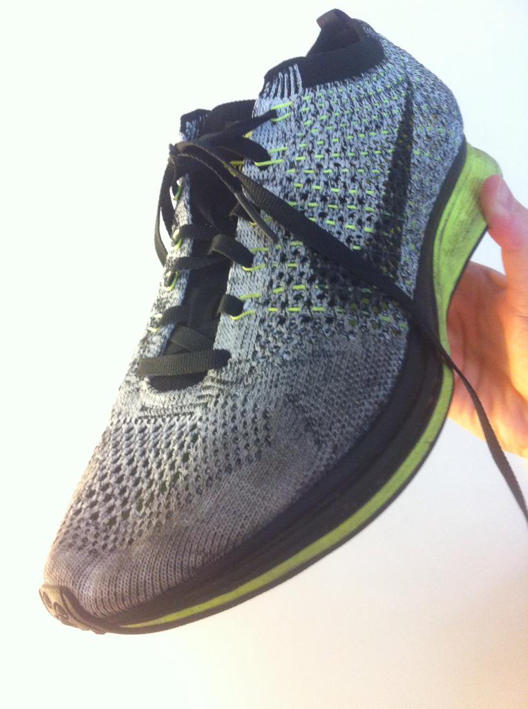 elicoco's tweet image. Buscamos al jugador del #Barça que tiene el otro par. Usa un 40 y se quedo descalzo en la rua? #sabatillabarça