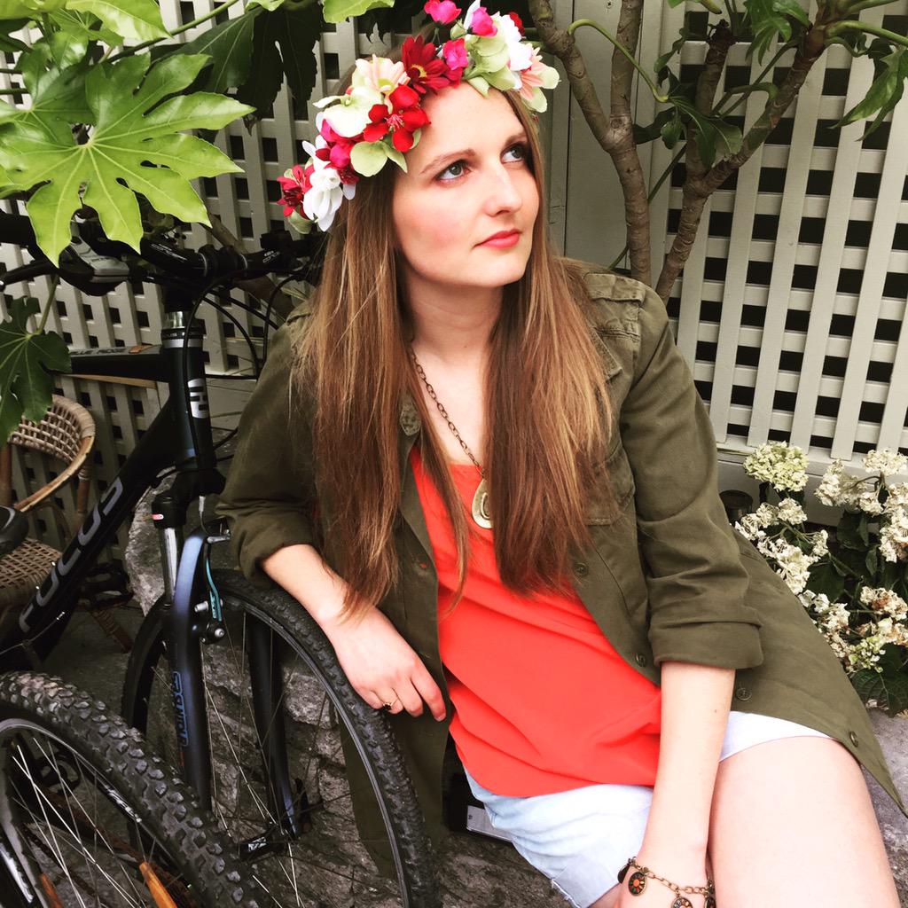 FlowerSchoolIE's tweet photo. #floralCrown #FairyCrowns #FlowerCrowns #headresses #floralgarlands #funwithflowers #KaysFlowerSchool http://t.co/f0VnZmbUQk