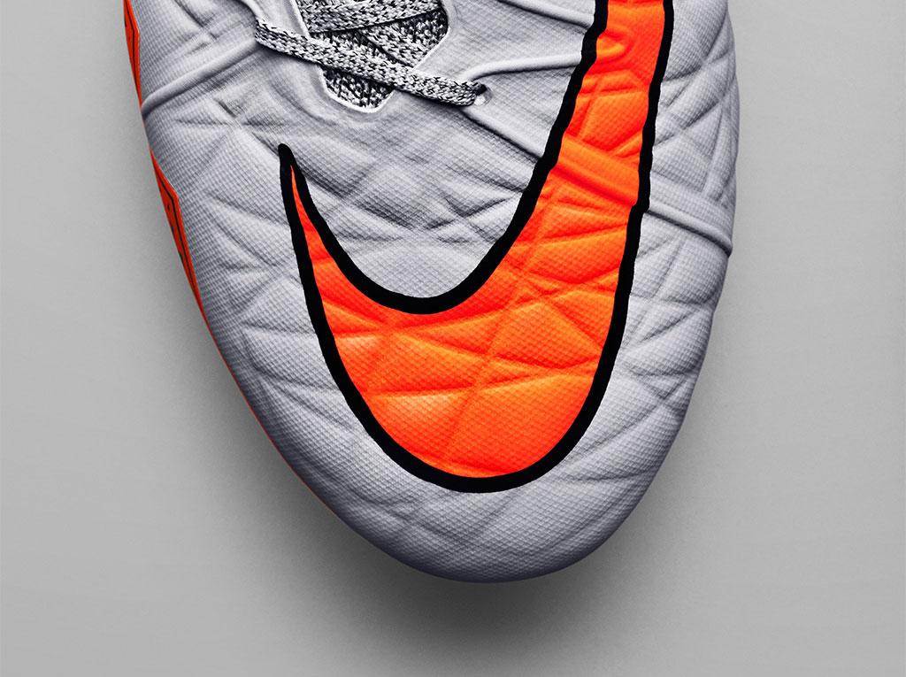 nikefootball's tweet photo. Masterful touch.

Discover next generation technology with the Silver Storm Pack, out now:
http://t.co/TE4QSfRZnu http://t.co/4QRJUdPOFu