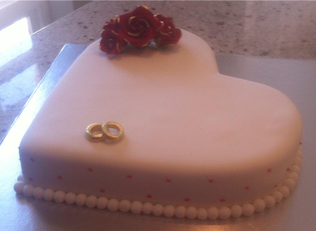 CakequeensKzn's tweet photo. Red Velvet Anniversary Cake! #talent #elegant #selfTaughtBaker #plainandsimple http://t.co/JCoCt1j1Qv