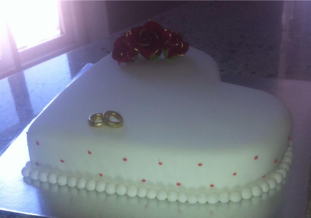 CakequeensKzn's tweet photo. Red Velvet Anniversary Cake! #talent #elegant #selfTaughtBaker #plainandsimple http://t.co/JCoCt1j1Qv