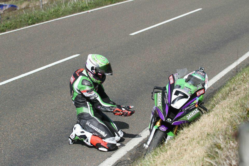 [Road Racing] TT 2015 - Page 5 CG9i3OgWQAALhDo