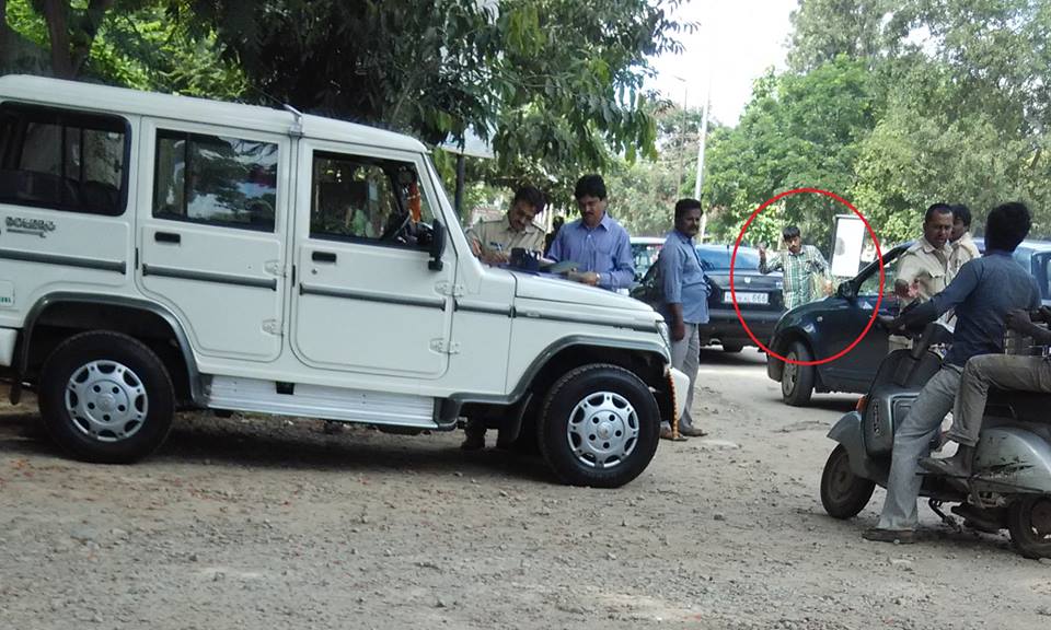 glen7x's tweet photo. Please be careful while driving via Bangalore. touts can jump in front and take your money. #IncredibleIndia http://t.co/8QtJx7AvTh