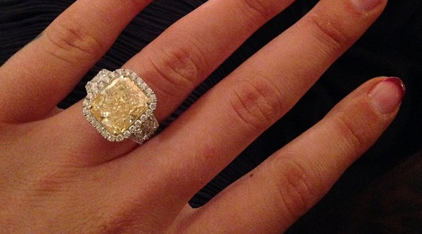 BJeweledCoUK's tweet photo. Iggy Azalea’s $500,000 yellow diamond engagement ring
http://t.co/YV5QYfSp6Y http://t.co/fdmKJK59zY