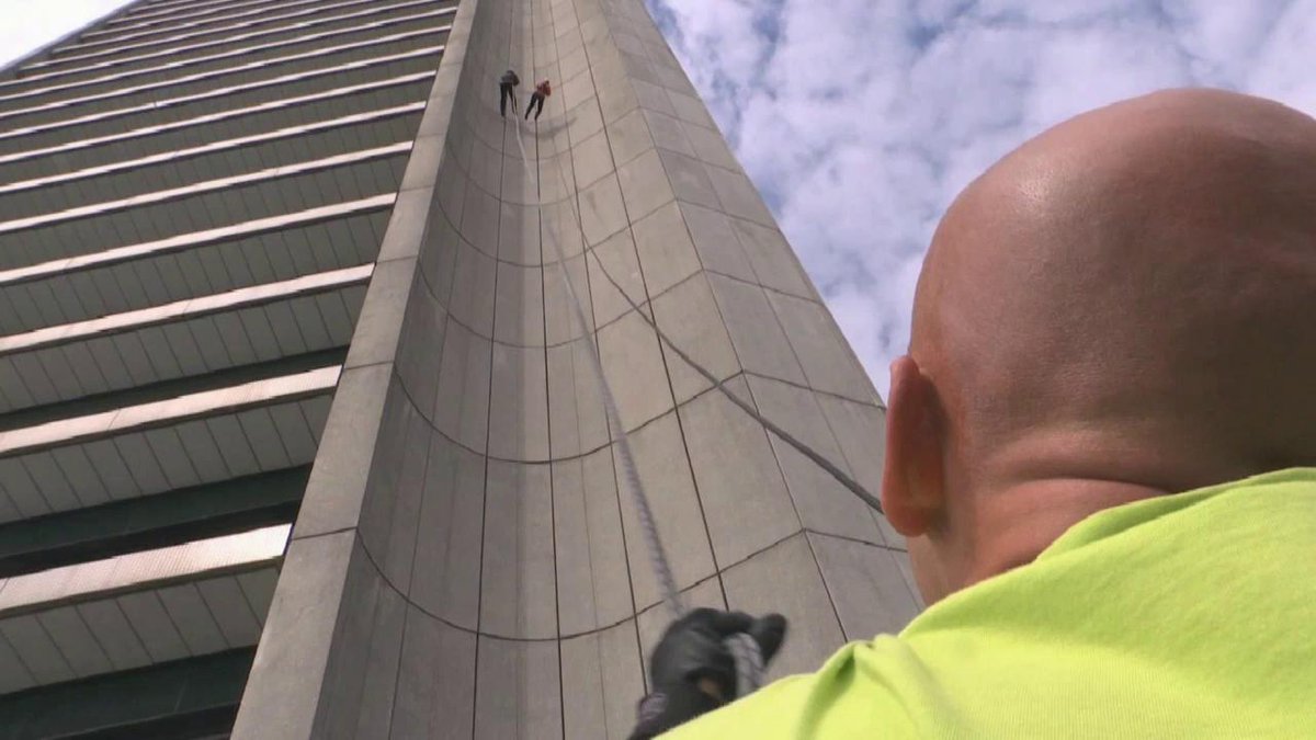 74-jarige stunt op provinciehuis - VIDEO telegraaf.nl/t/24086773  via <a href="/telegraaf/">De Telegraaf</a>