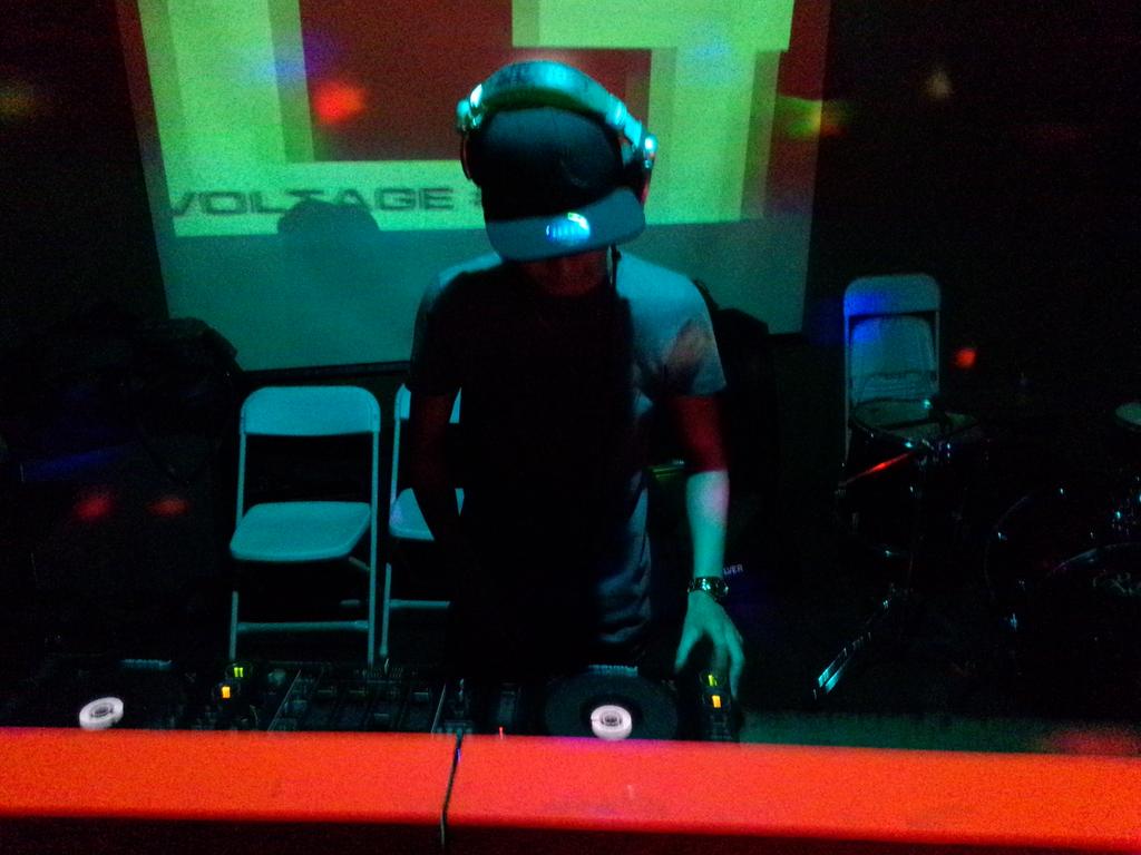 it's time for some #Trap from <a href="/derry_rhytmix/">Derry M</a>! we all feelin da bass here in <a href="/RogersCafeDago/">Roger's Cafe Lounge</a>! #VOLTAGE7 <a href="/rhytmixmusic/">RHYTMIX</a>