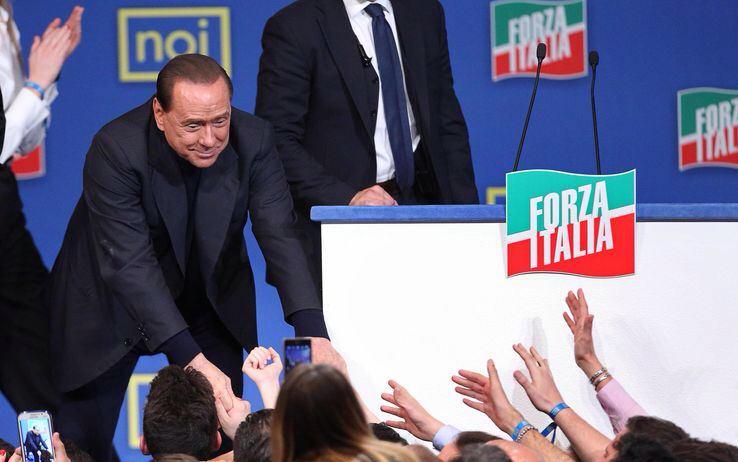 Berlusconi con Forza Italia è risorto. Il cavaliere attacca Renzi. Ex premier gira L'Italia per l' elezioni.