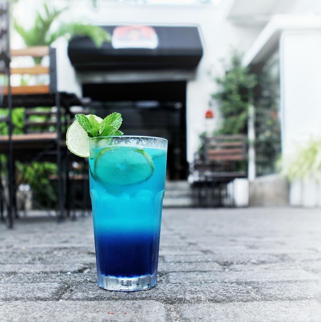 cocoveranda's tweet photo. A picture says a thousand words...
What does this one say to you ? ;)
#BlueOcean #Mojito #CocoVeranda #Cmb #Lka http://t.co/uUWEfVBNmS
