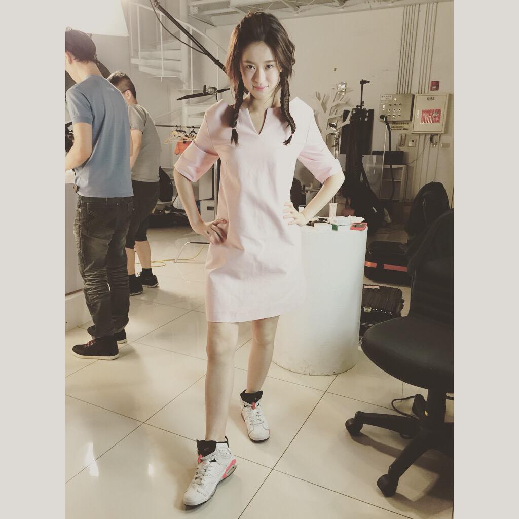 AllyChin2's tweet photo. 其實好看衣服的腳底下⋯⋯是這樣的😂😂 http://t.co/LmQLoGRqYI