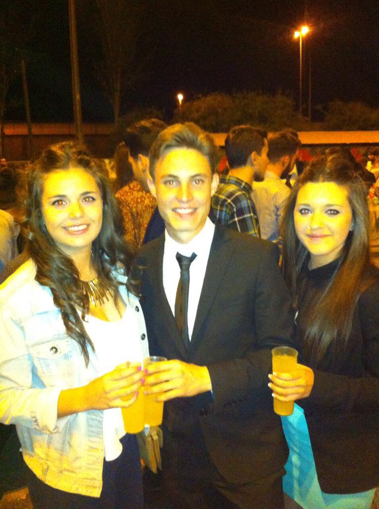 ana_alv_zar's tweet photo. Maertes! #vicityorgraduado @VictorJuAl @CynthiaTuratti http://t.co/d8fd3sRJpj