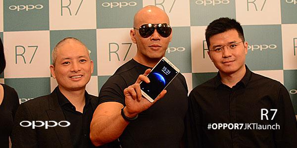 Salah satu Ofans, master Deddy <a href="/corbuzier/">Corbuzier</a> bersama CEO OPPO Indonesia <a href="/Jetlee_OPPO/">Jet Lee</a> #OPPOR7JKTlaunch