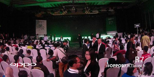 Para tamu undangan &amp; rekan media mulai memasuki venue tempat berlangsungnya #OPPOR7JKTlaunch