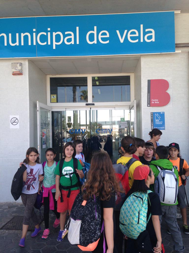 EscolaHeuraBCN's tweet photo. Primeres lliçons abans de navegar al @VelaBarcelona amb els nois i noies de quart. http://t.co/iH4vfKFOjx