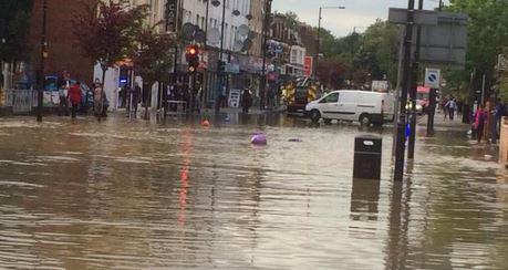 A busy main road was flooded with up to three feet in water after a water main burst.
haringeyindependent.co.uk/news/12972725.…