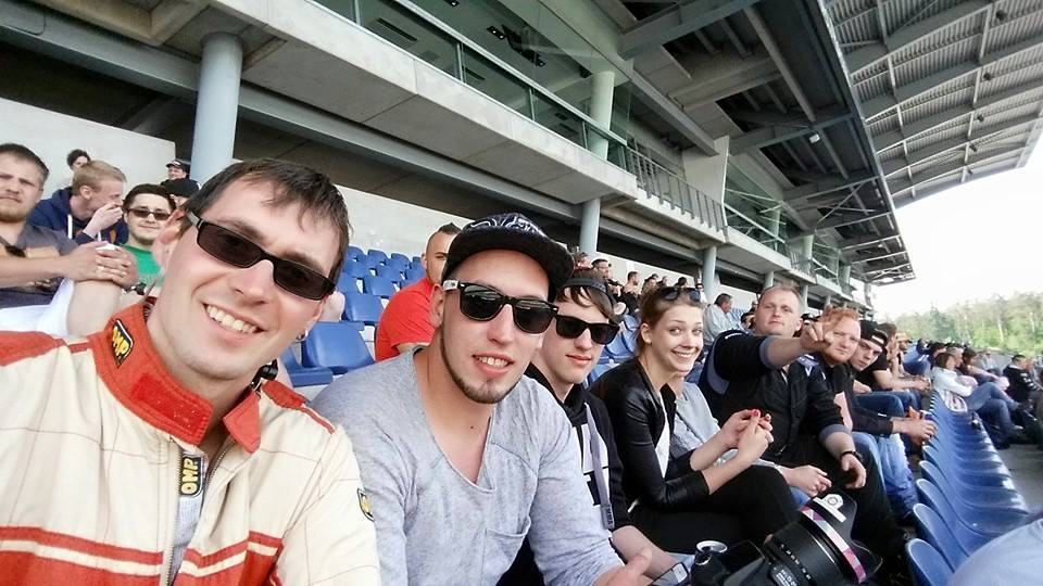 querformatdrift's tweet photo. Unser Team auf der Mercedes TribΓΌne Hockenheimring
#querformat #drift #driftteam #m3drift http://t.co/zcr6R4xD6W