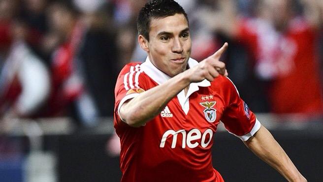 NewsVCF's tweet photo. El objetivo del @valenciacf para el MC, @nicogaitan firma por el @ManUtd y se olvida del club del Turía #Tornem http://t.co/4HsdHO7Gxp