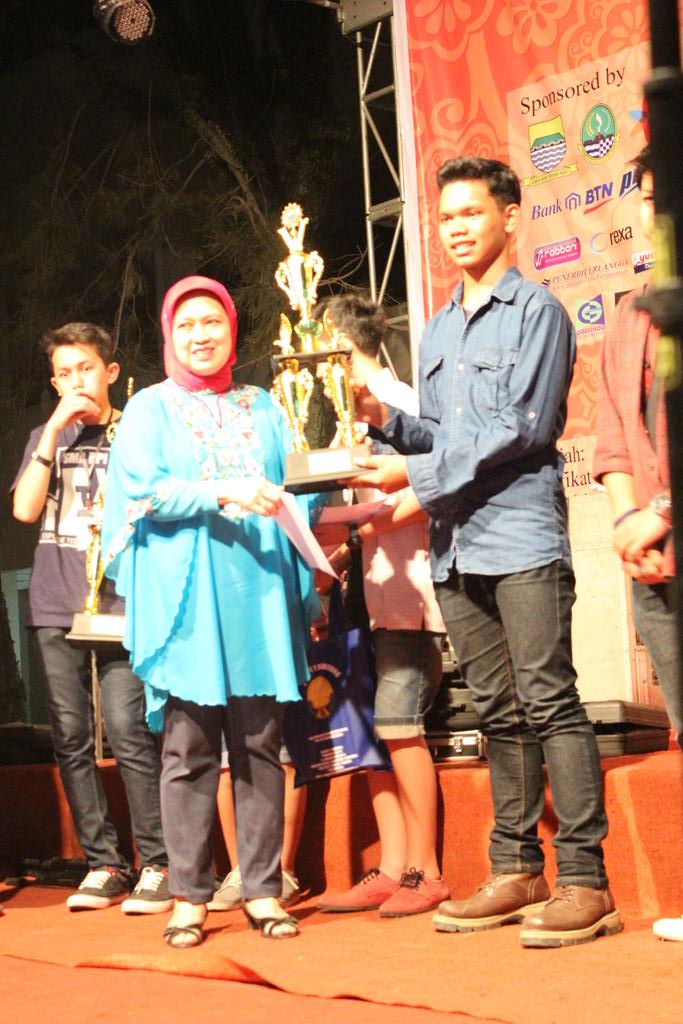 Marvelous_Band's tweet photo. Kemarin kita lomba fesrtival budaya di SMA BPI 1 alhamdulillah dapet juara 3 ini dokumentasinya😂 http://t.co/MNOXlbReHR