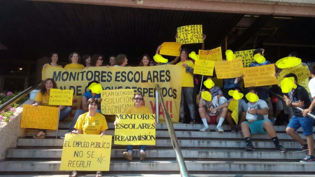 saragarciag57's tweet photo. @_susanadiaz @MEscolarChoque otro miércoles más pidiendo justicia=READMISIÓN! @DiarioSUR @RTVA @radio1malaga @PSOE http://t.co/ZQxfgWwv29