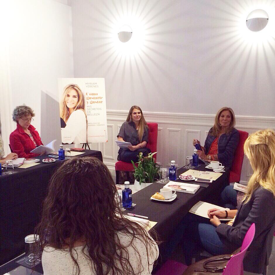 Hoy presentamos el Libro #comogustarteygustar de <a href="/myriamyebenes/">secretos de belleza</a> en el hotel @petitpalacehotels #PiazzaEvents 📚✌🏼️
